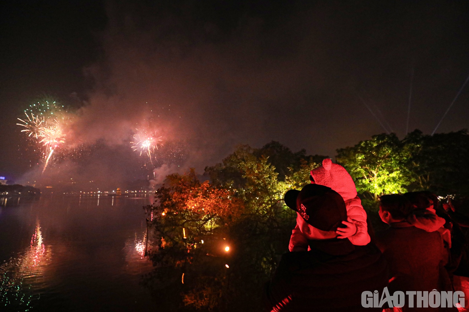 Trong 15 phút, màn bắn pháo hoa đã làm mãn nhãn, thỏa lòng mong đợi của bao người.