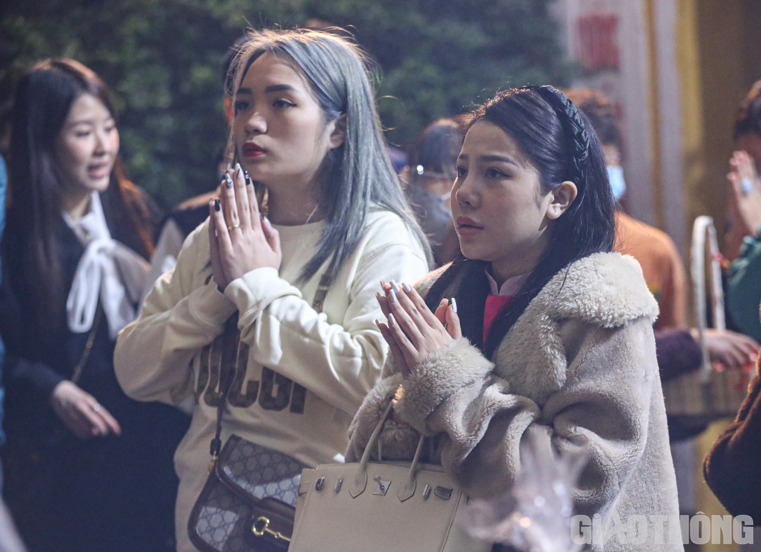 C&ograve;n chị Dương Hồng Giang (quận Ho&agrave;ng Mai) cho hay: "V&agrave;o dịp n&agrave;y, t&ocirc;i thường đi lễ để cầu b&igrave;nh an, may mắn cho gia đ&igrave;nh cũng như việc kinh doanh, bu&ocirc;n b&aacute;n trong năm mới được thuận buồm xu&ocirc;i gi&oacute;".