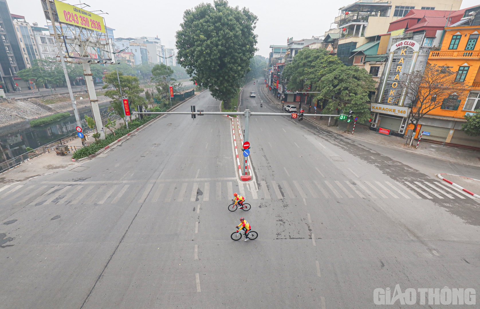 Đường L&aacute;ng kh&ocirc;ng c&ograve;n ồn &agrave;o, kh&ocirc;ng tiếng c&ograve;i xe.