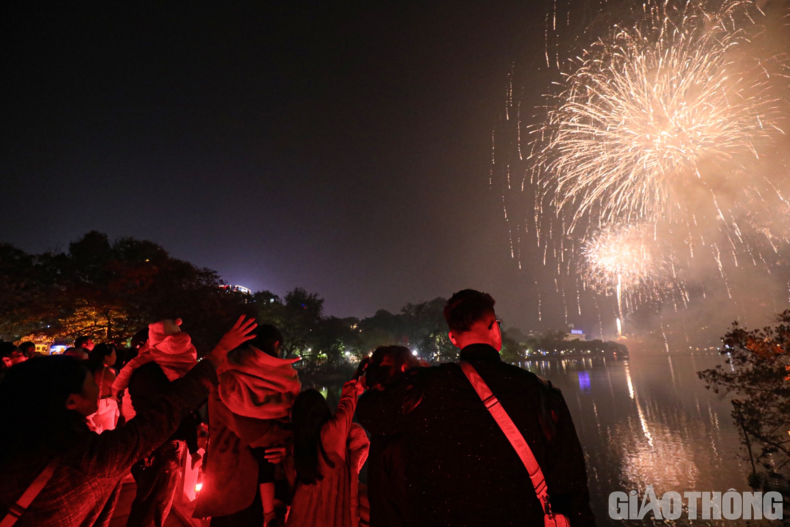Nhiều người đến từ rất sớm, lựa chọn cho mình những vị trí thuận lợi để chiêm ngưỡng pháo hoa.