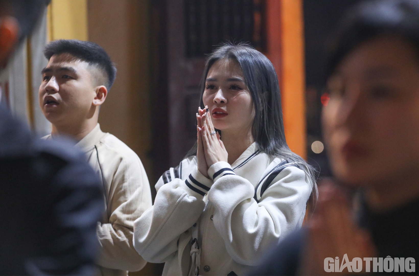 Ngo&agrave;i những bậc cao ni&ecirc;n, kh&ocirc;ng &iacute;t c&aacute;c bạn trẻ cũng h&aacute;o hức chờ đ&oacute;n thời khắc chuyển giao giữa năm cũ v&agrave; năm mới để l&ecirc;n ch&ugrave;a h&aacute;i lộc, cầu mong những điều tốt l&agrave;nh.