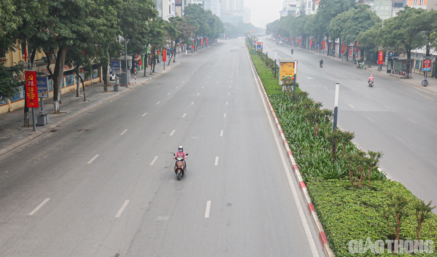 Đường Trần Duy Hưng rộng th&ecirc;nh thang thời điểm 8h s&aacute;ng.