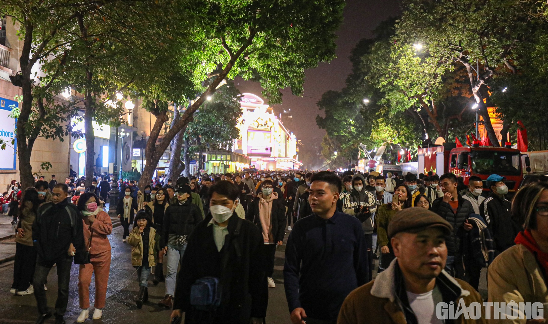 Hòa chung vào không khí của thời khắc chuyển giao giữa năm cũ Nhâm Dần 2022 và năm mới Quý Mão 2023, nhiều người dân Hà Nội đã đổ về khu vực quanh hồ Hoàn Kiếm để chờ đợi giây phút chuyển giao năm mới và chiêm ngưỡng những màn pháo hoa rực rỡ.