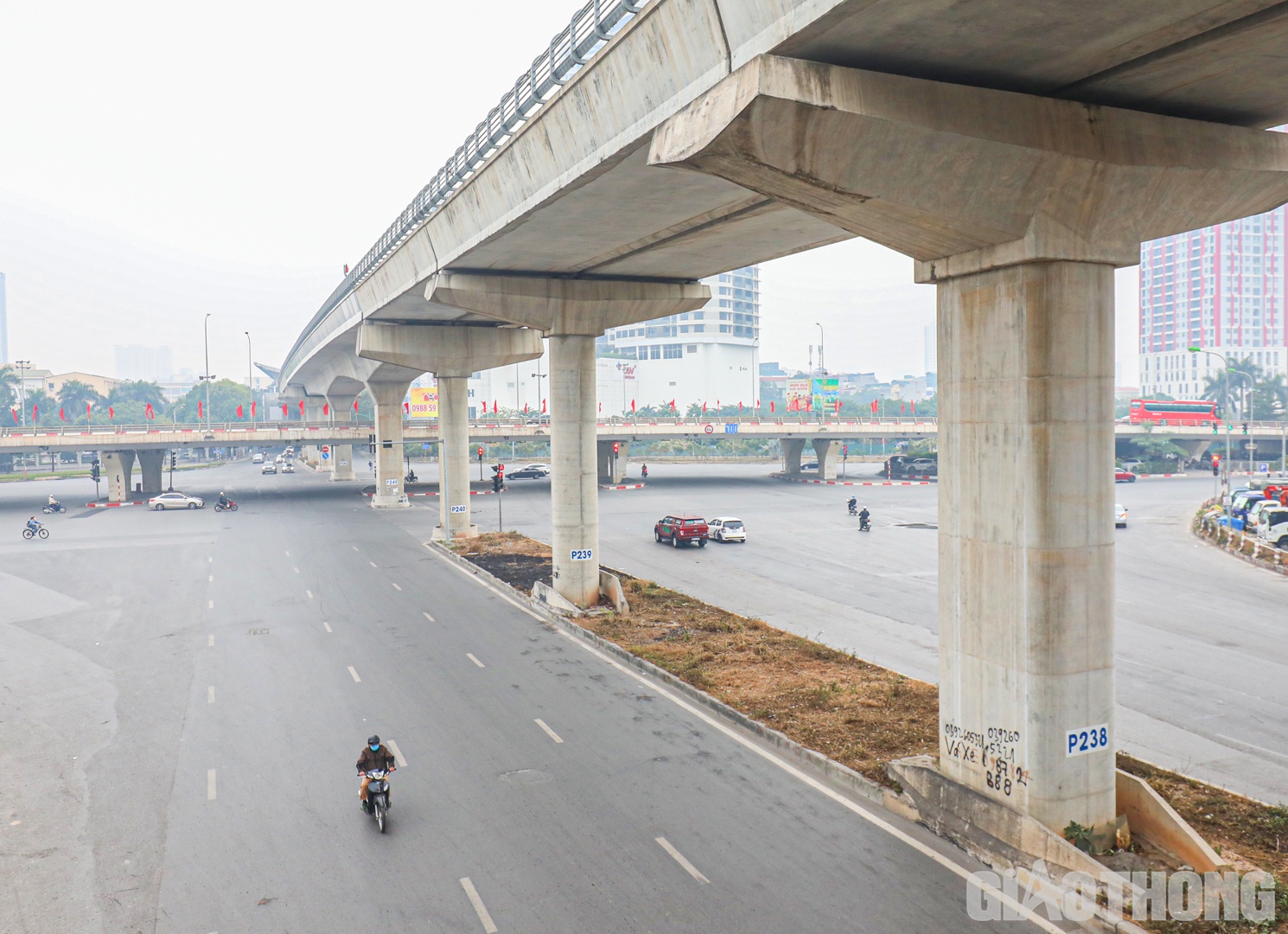 N&uacute;t giao Mai Dịch chỉ c&oacute; l&aacute;c đ&aacute;c phương tiện lưu th&ocirc;ng khi nh&igrave;n từ tr&ecirc;n cao.