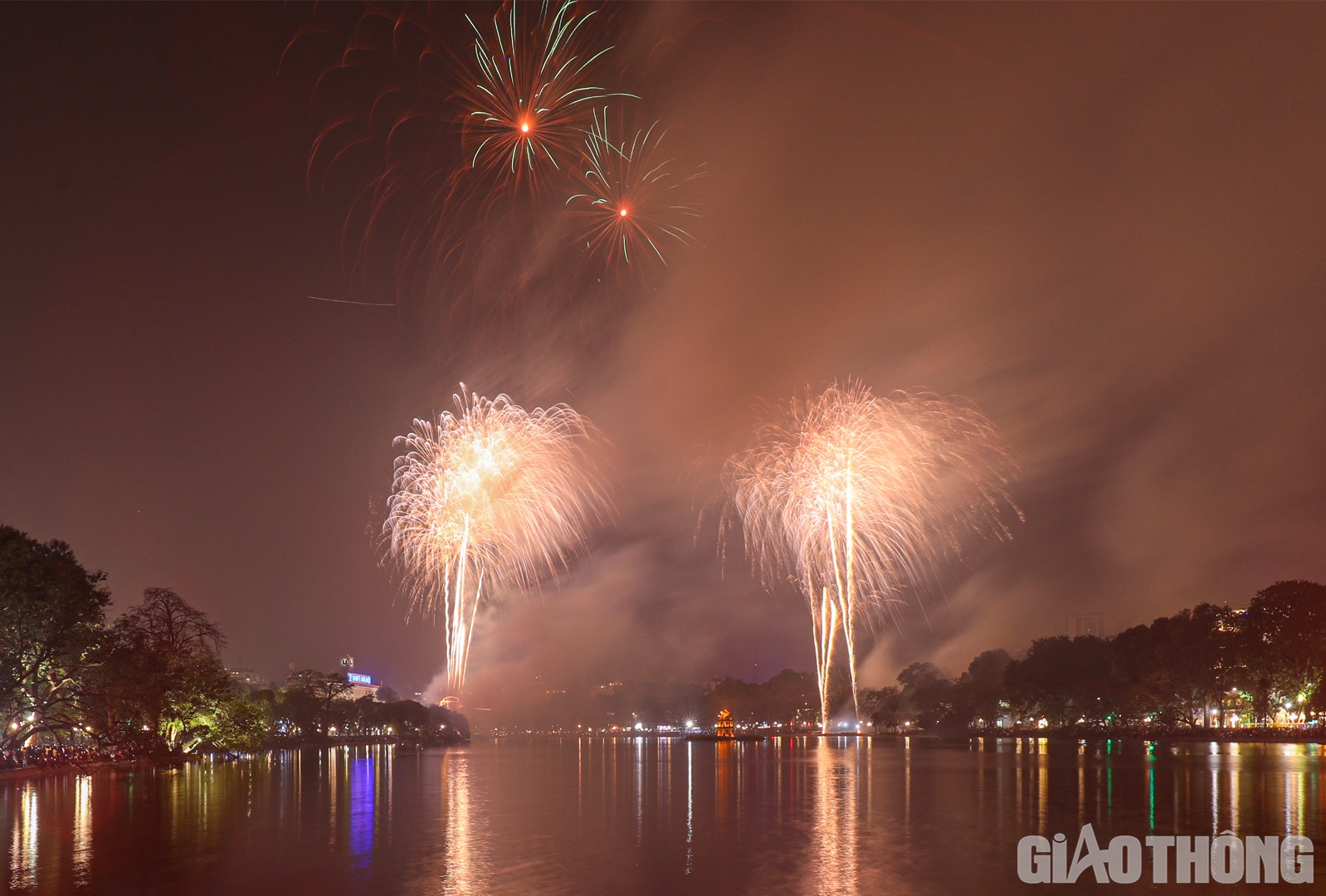 Trước đó, vào năm 2020, để phòng dịch nên Hà Nội chỉ tổ chức bắn ở một điểm công viên Thống Nhất và tường thuật trên hệ thống truyền hình để nhân dân theo dõi. Tết 2021, Hà Nội dự kiến thực hiện như Tết 2020 nhưng sau đó thành phố hủy để phòng, chống Covid 19.