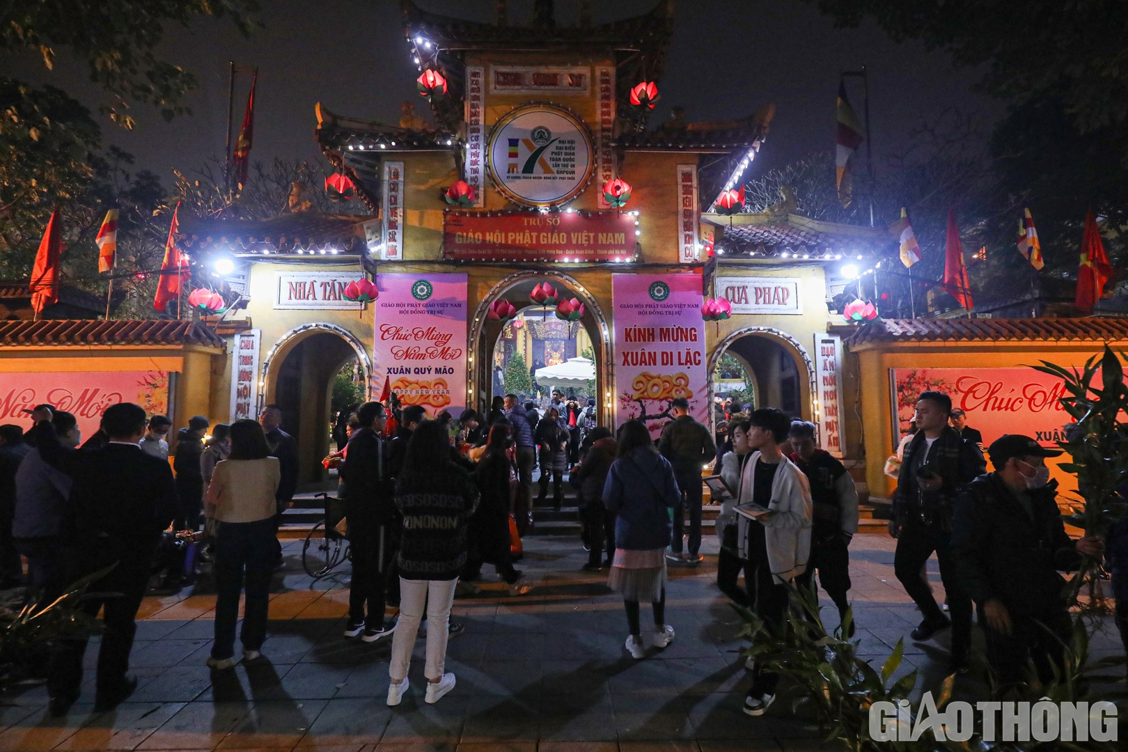 Theo ghi nhận của PV B&aacute;o Giao th&ocirc;ng sau thời khắc giao thừa, rất đ&ocirc;ng người d&acirc;n đ&atilde; đổ về ch&ugrave;a Qu&aacute;n Sứ (quận Ho&agrave;n Kiếm, H&agrave; Nội) để lễ phật, cầu mong năm mới an l&agrave;nh.