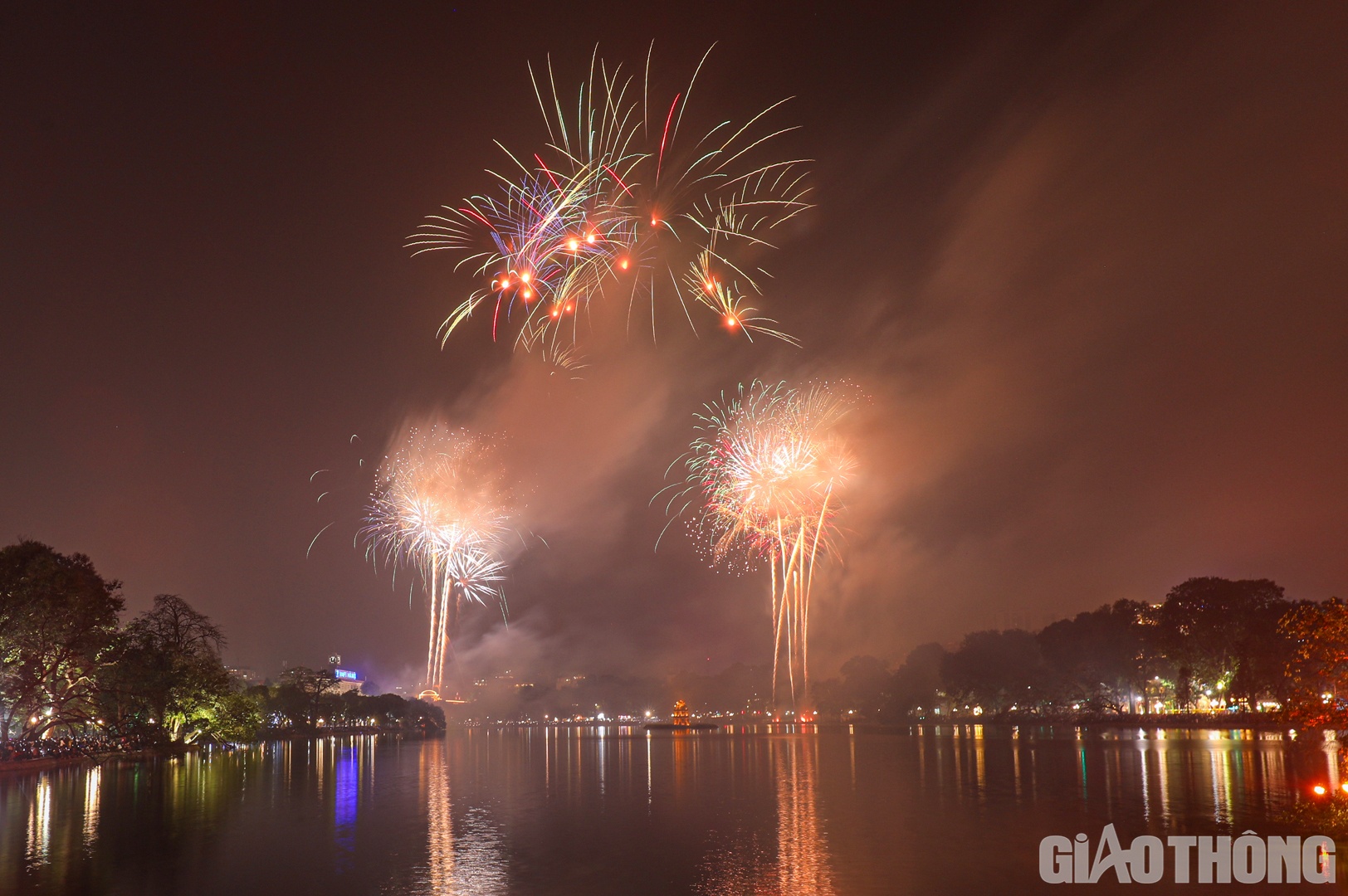 Trong đêm giao thừa Tết Quý Mão 2023, TP Hà Nội tổ chức bắn pháo hoa tại 30 quận huyện, trong đó quận Hoàn Kiếm có 2 trận địa pháo tầm cao.