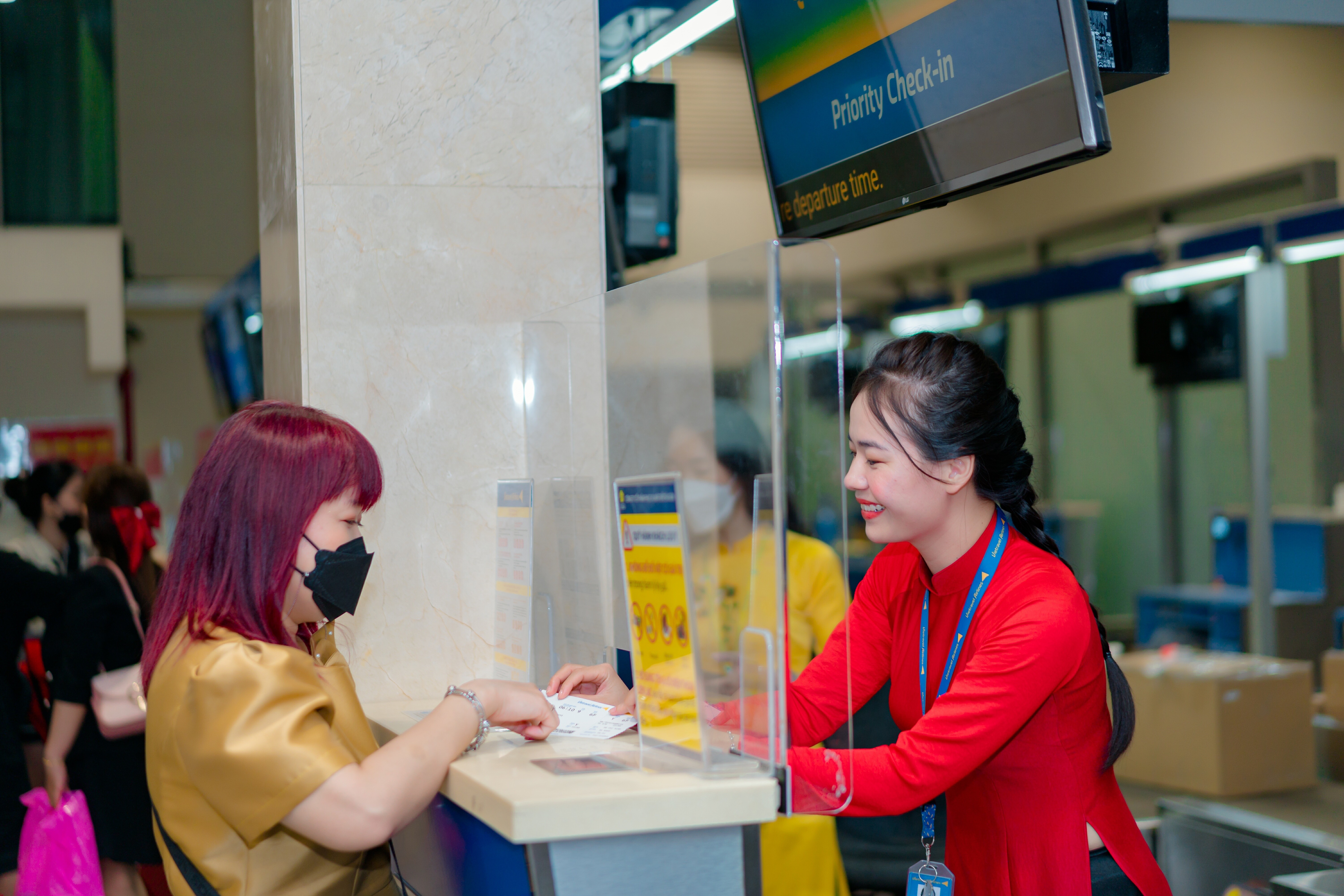 Trao đổi với PV Báo Giao thông, lãnh đạo Vietravel Airlines cho hay: Tục xông đất đầu năm đã có từ rất lâu đời của người Việt và được gìn giữ cho đến ngày nay. Nối tiếp truyền thống tốt đẹp này, Vietravel Airlines đã lì xì may mắn cho tất cả các hành khách trên chuyến bay đầu năm.