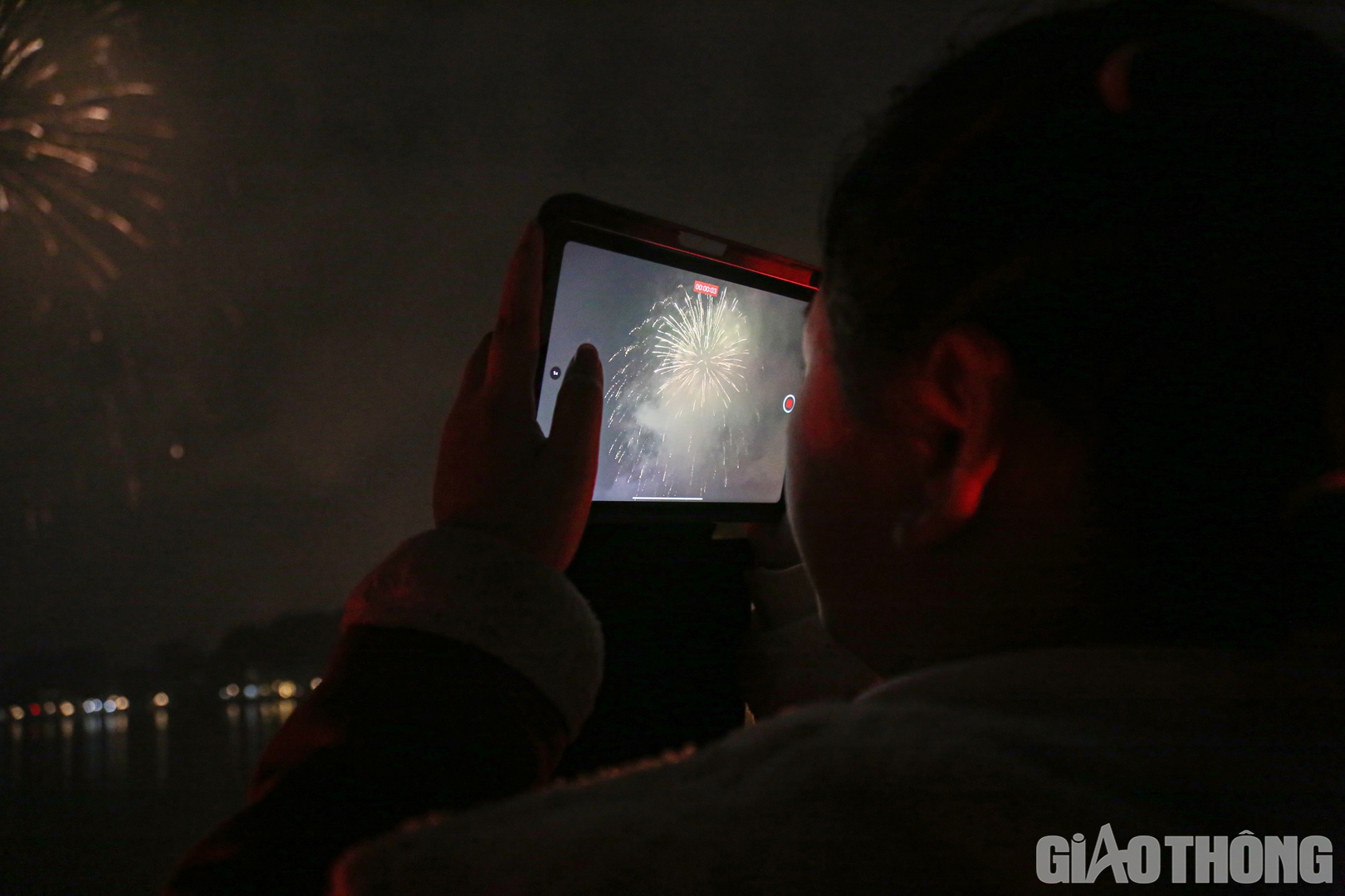 Nhiều người sử dụng thiết bị công nghệ để lưu lại những hình ảnh đẹp trong không khí đầu Xuân năm mới.