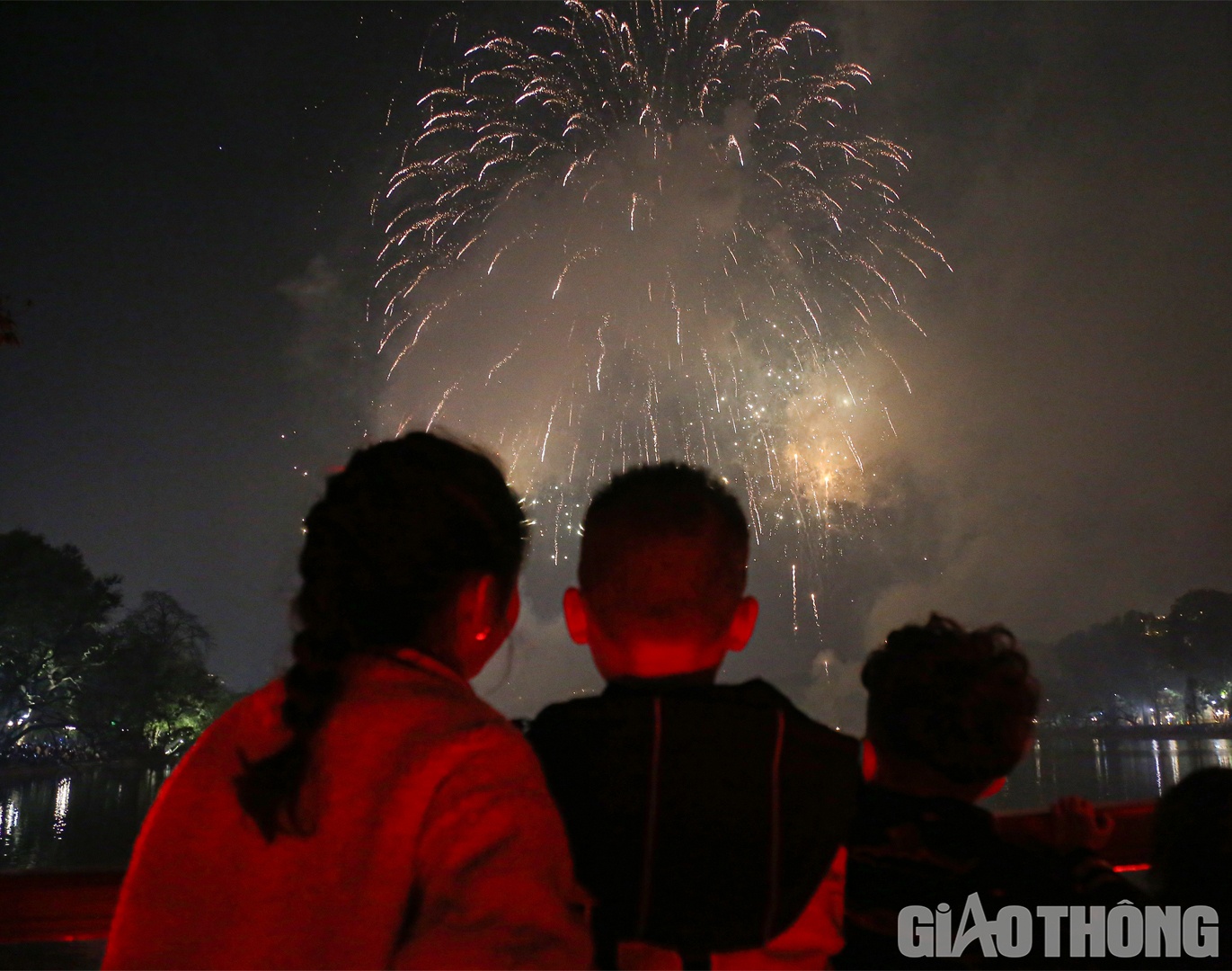 Các em nhỏ hào hứng khi được tận mắt chứng kiến pháo hoa rực rỡ sắc màu.