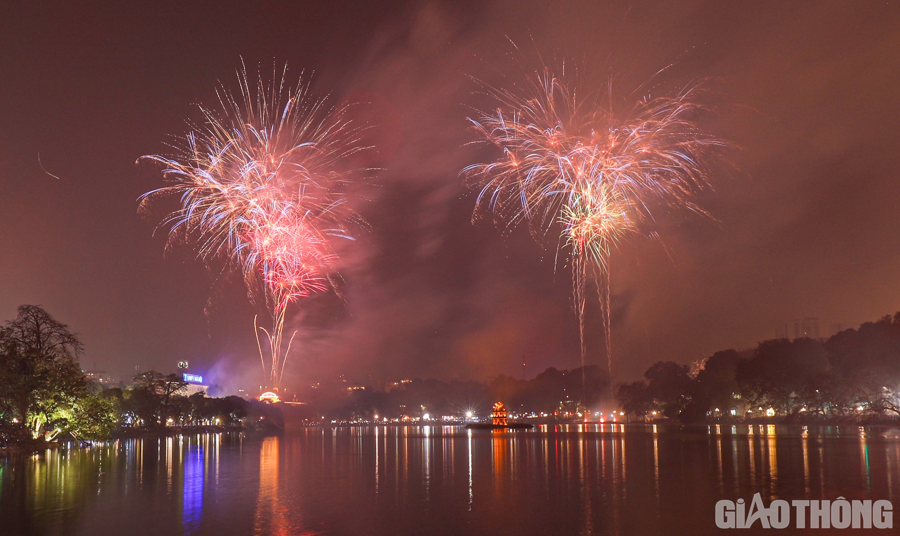 Những màn pháo hoa mang lại "bữa tiệc sắc màu" quanh hồ Hoàn Kiếm.