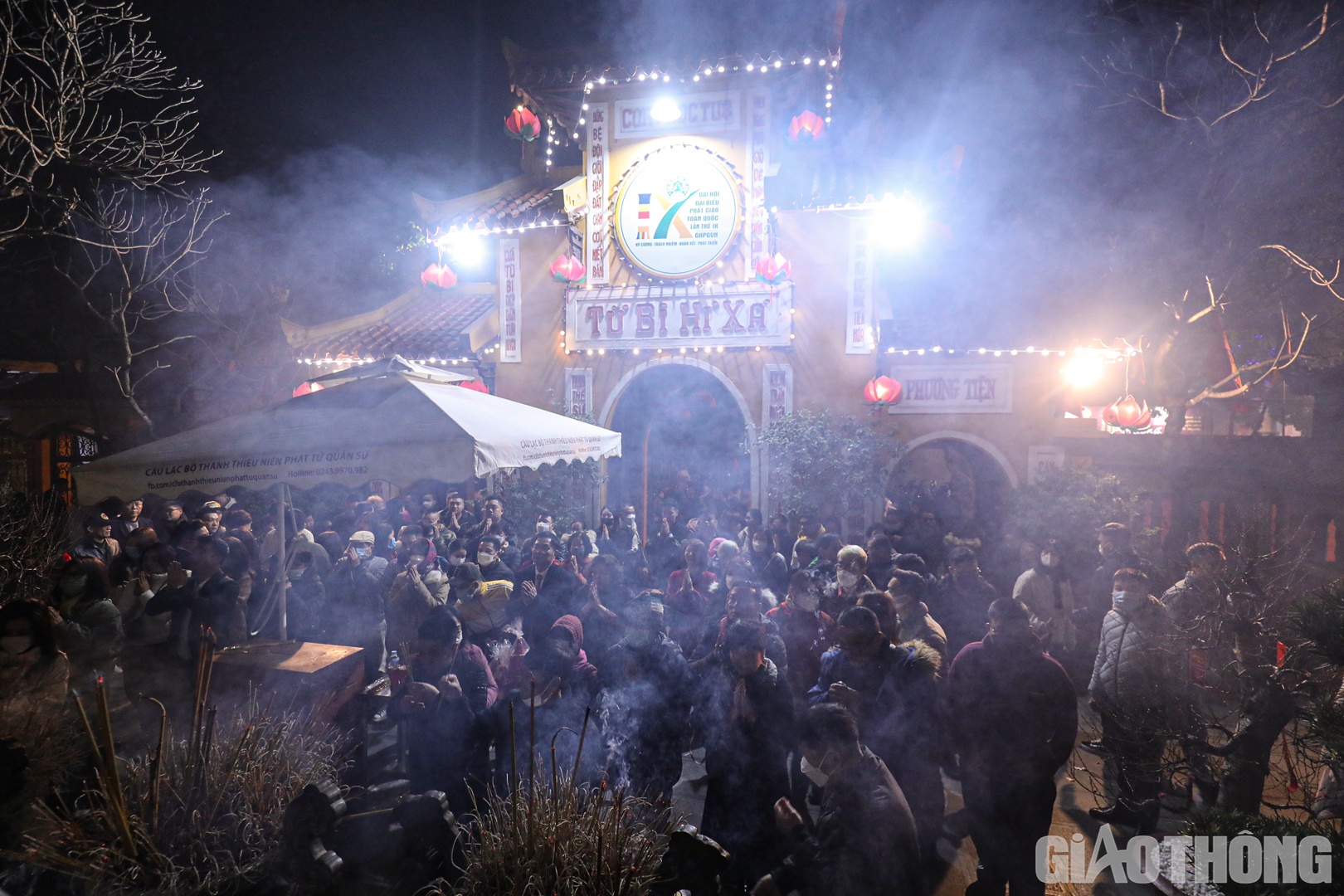 Ph&iacute;a b&ecirc;n trong s&acirc;n ch&ugrave;a Qu&aacute;n Sứ l&uacute;c 1h s&aacute;ng m&ugrave;ng 1 Tết chật k&iacute;n người đứng thắp hương, l&agrave;m lễ.