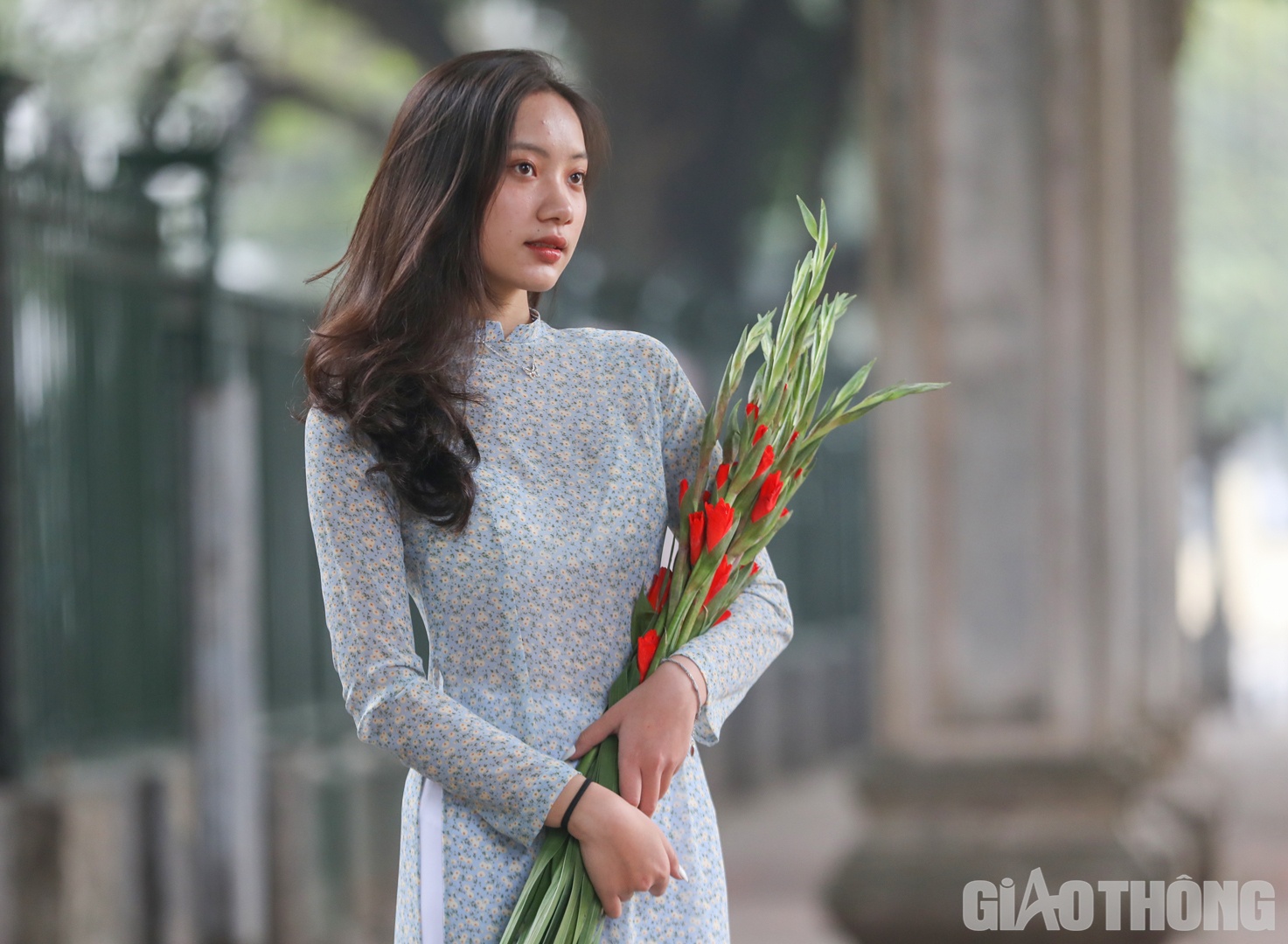 Tạo d&aacute;ng chụp ảnh ph&iacute;a trước cổng Văn Miếu - Quốc Tử Gi&aacute;m, bạn Vũ Thị Phương Linh chia sẻ: "H&ocirc;m nay, em chỉ mất hơn 1 tiếng đi từ Bắc Giang đến H&agrave; Nội. Năm nay l&agrave; năm cuối cấp n&ecirc;n em cũng muốn tới đ&acirc;y để cầu may v&agrave; được đỗ v&agrave;o trường đại học Ngoại thương m&agrave; m&igrave;nh mơ ước".