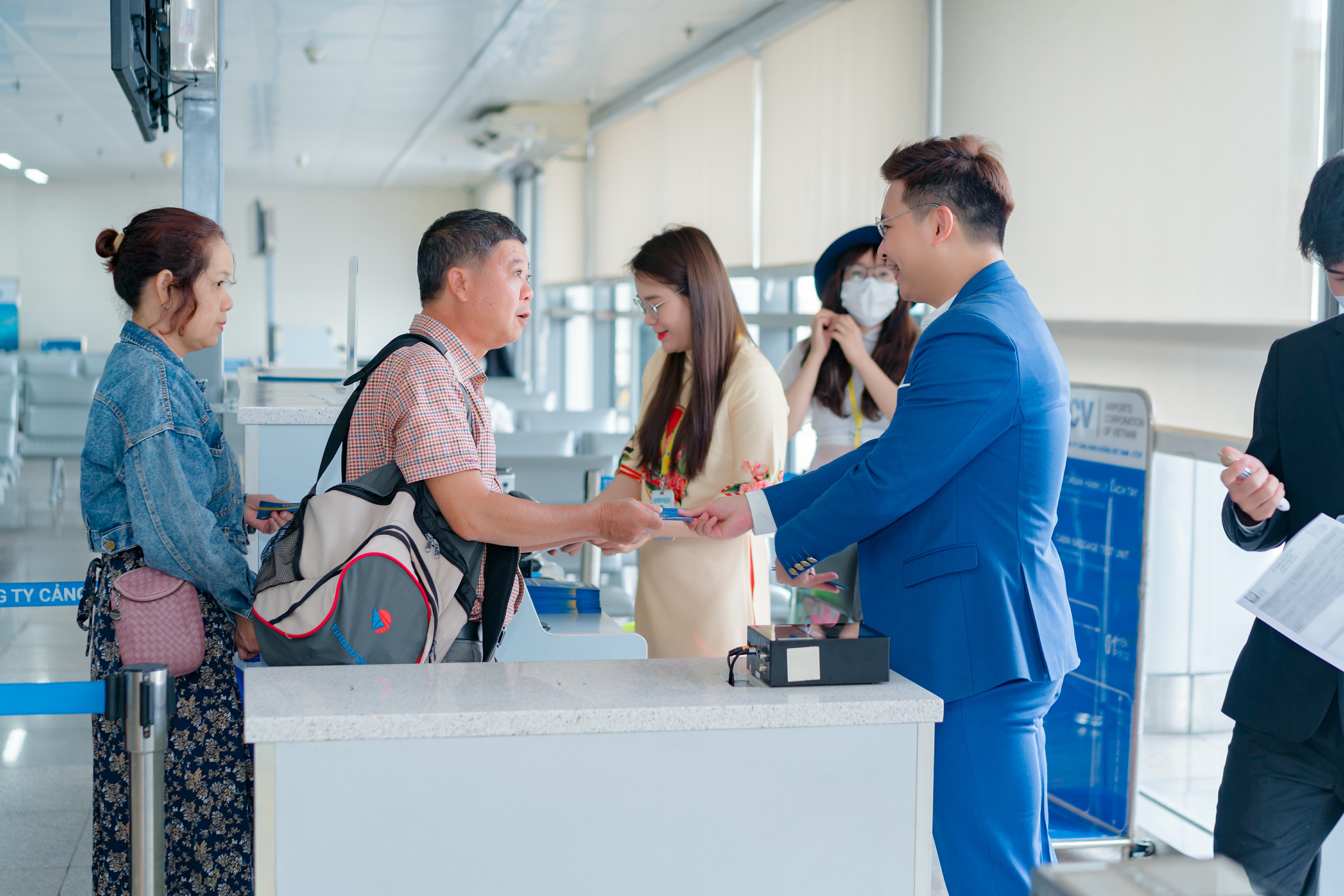 Tương tự trên chặng bay quốc tế Hà Nội - Bangkok của hãng vào ngày đầu năm mới, lãnh đạo Vietravel Airlines cũng đã có mặt trao tận tay những bao lì xì may mắn đến tất cả hành khách. Kính chúc tất cả hành khách sẽ có chuyến hành trình trải nghiệm đầu tiên trong năm mới thật trọn vẹn cảm xúc, Vietravel Airlines trong năm 2023 sẽ tiếp tục phát triển hơn nữa với sứ mệnh kết nối và xây dựng những điểm chạm trải nghiệm đậm chất của Hãng hàng không của sự trải nghiệm.