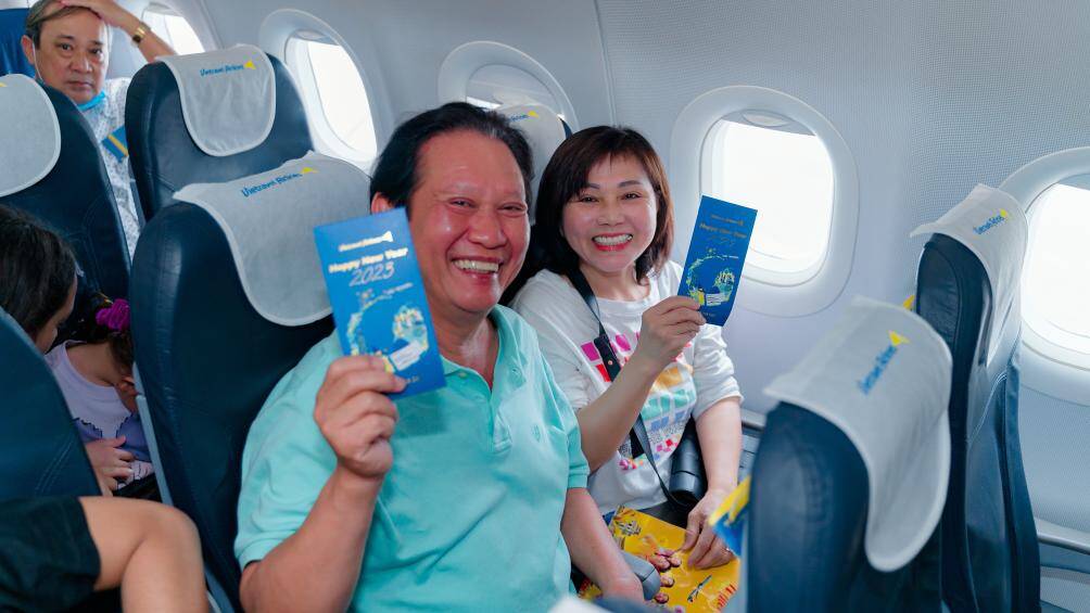 Ai cũng vui mừng khi bất ngờ nhận lì xì từ lãnh đạo Vietravel Airlines