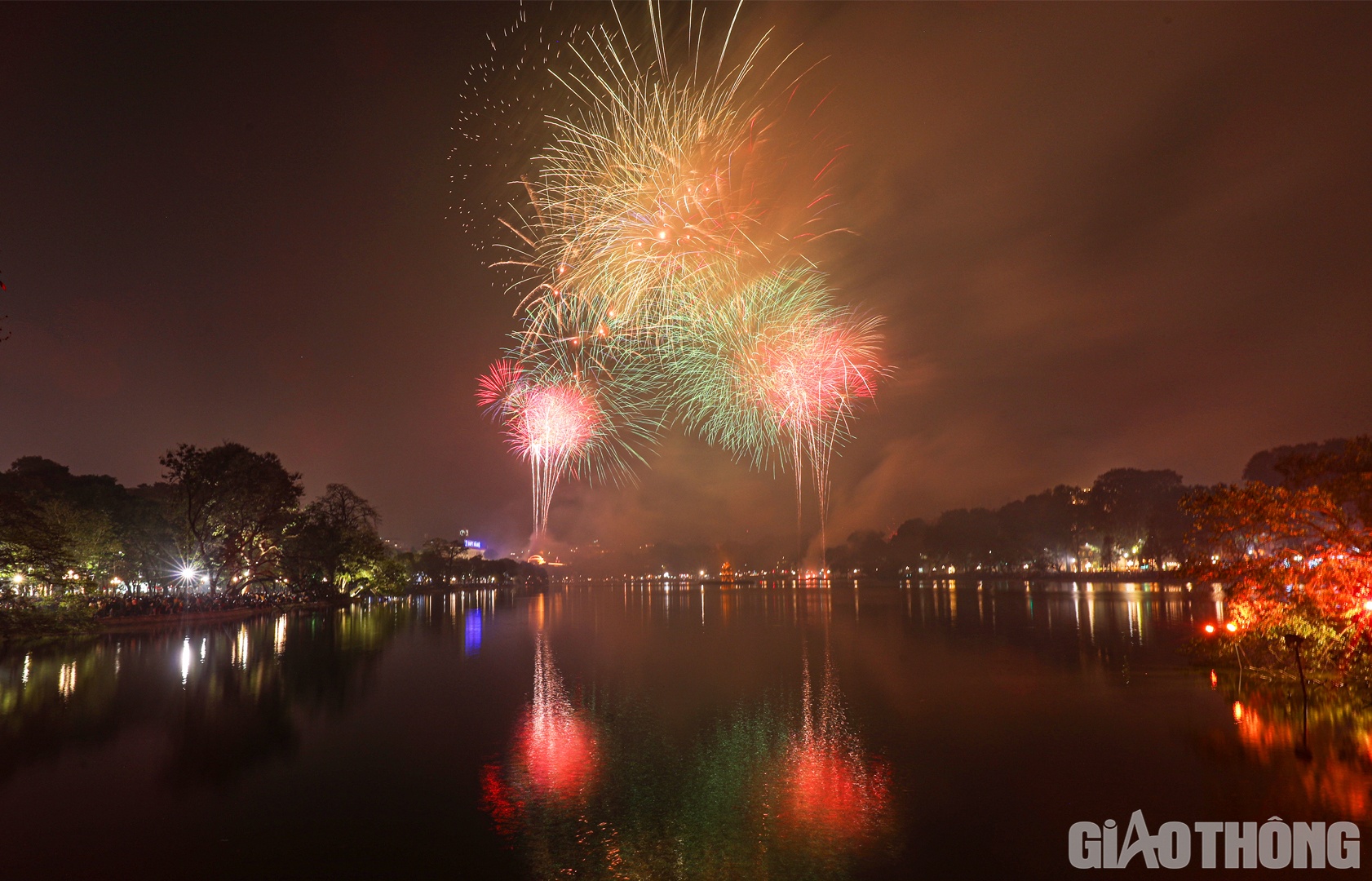 Khoảnh khắc tuyệt đẹp trên bầu trời Thủ đô.