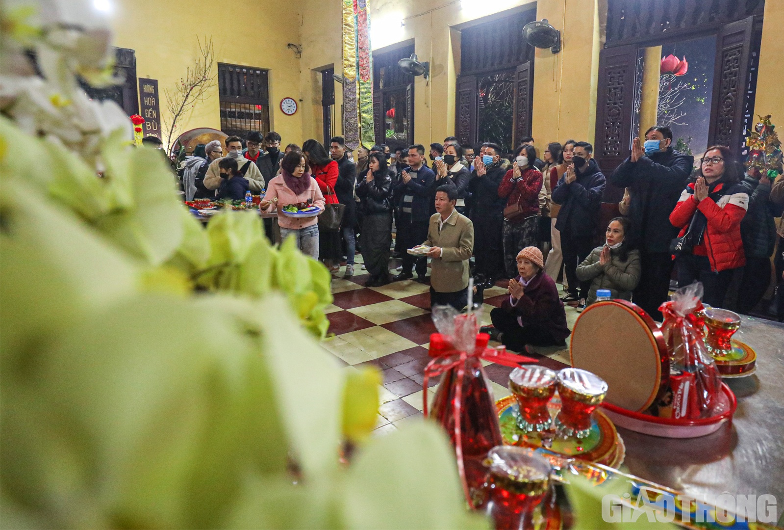 B&ecirc;n trong c&aacute;c gian thờ tự cũng c&oacute; nhiều người lễ b&aacute;i.