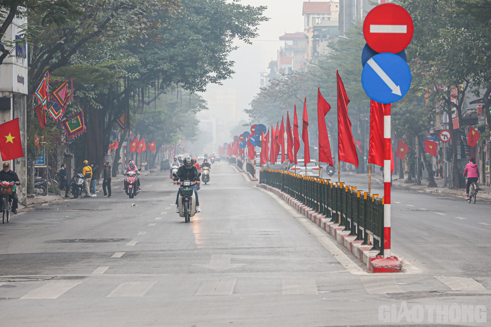 Một buổi s&aacute;ng y&ecirc;n tĩnh hiếm thấy tr&ecirc;n phố T&ocirc;n Đức Thắng l&uacute;c 7h30.