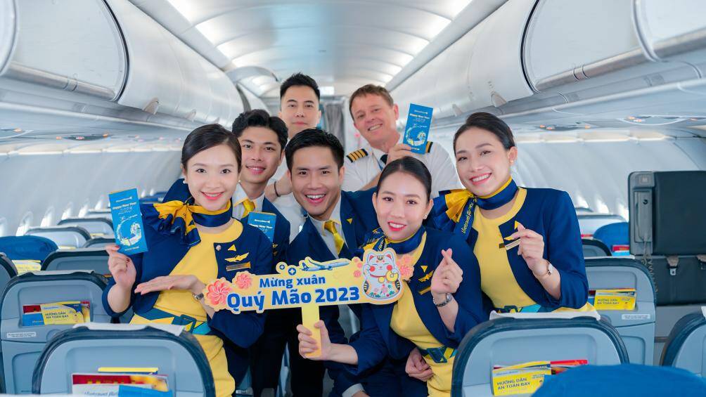 Lãnh đạo Vietravel Airlines cho hay: Hãng chính thức mở bán vé Tết 2023 vào ngày 04/10/2022 cho thời gian bay áp dụng từ 07/01 - 07/02/2023 với số lượng chỗ lượng chỗ được mở là 70.000 chỗ, trong khoảng thời gian này hãng vừa theo dõi tín hiệu tích cực của thị trường vừa phối hợp chặt chẽ với các cơ quan chức trách hàng không để tăng tần suất những chặng bay chính đạt mức có thể nhất. Tính đến ngày 18/01/2023 dựa theo số chỗ được mở bán thành công trong thời gian cao điểm Tết, Vietravel Airlines dự kiến sẽ vận chuyến khoảng hơn 90.000 lượt khách, góp phần giải quyết vấn đề nhu cầu đi lại tăng cao của những lao động có kế hoạch về quê đón Tết năm nay.