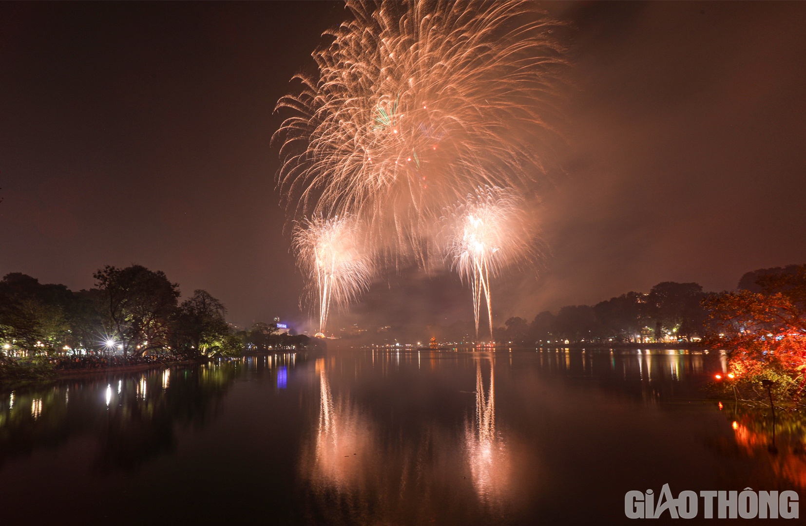 Đúng 0h, phút giây đón giao thừa bắt đầu trong tiếng vỡ oà của hàng vạn người dân Thủ đô cùng du khách khi những tiếng pháo hoa rền vang trên bầu trời bắt đầu.