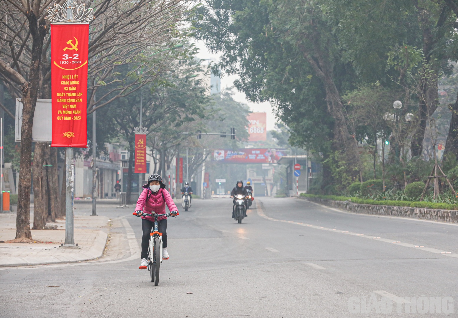 Người d&acirc;n thong thả đạp xe tr&ecirc;n phố Giảng V&otilde;.