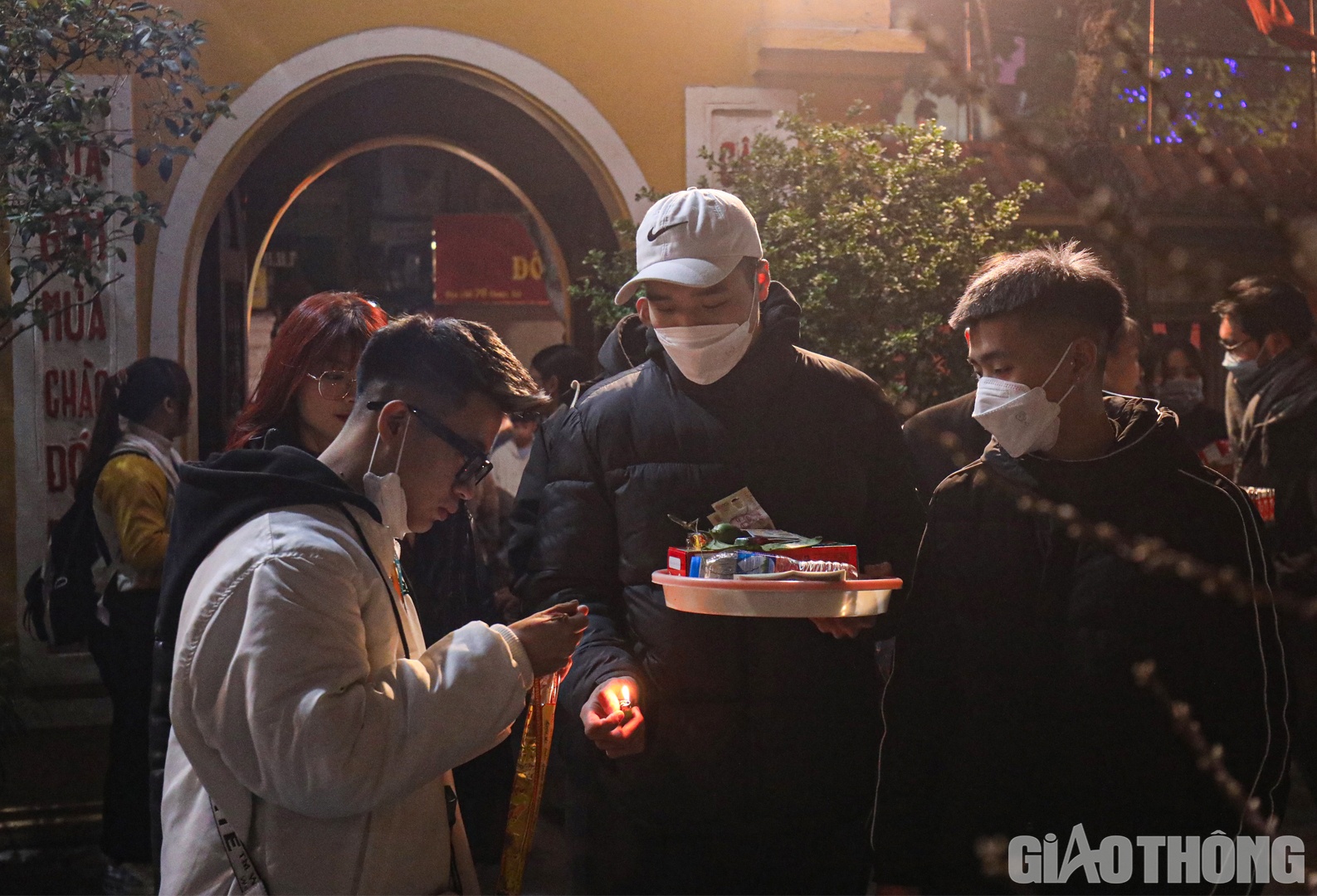 C&ugrave;ng nh&oacute;m bạn cẩn thận chuẩn bị m&acirc;m lễ, B&ugrave;i Mạnh Đạt (đứng giữa) chia sẻ: "Như những năm trước, sau khi xem xong ph&aacute;o hoa ở bờ hồ, em sẽ đến ch&ugrave;a để cầu t&agrave;i lộc, sức khỏe, vạn sự như &yacute;".