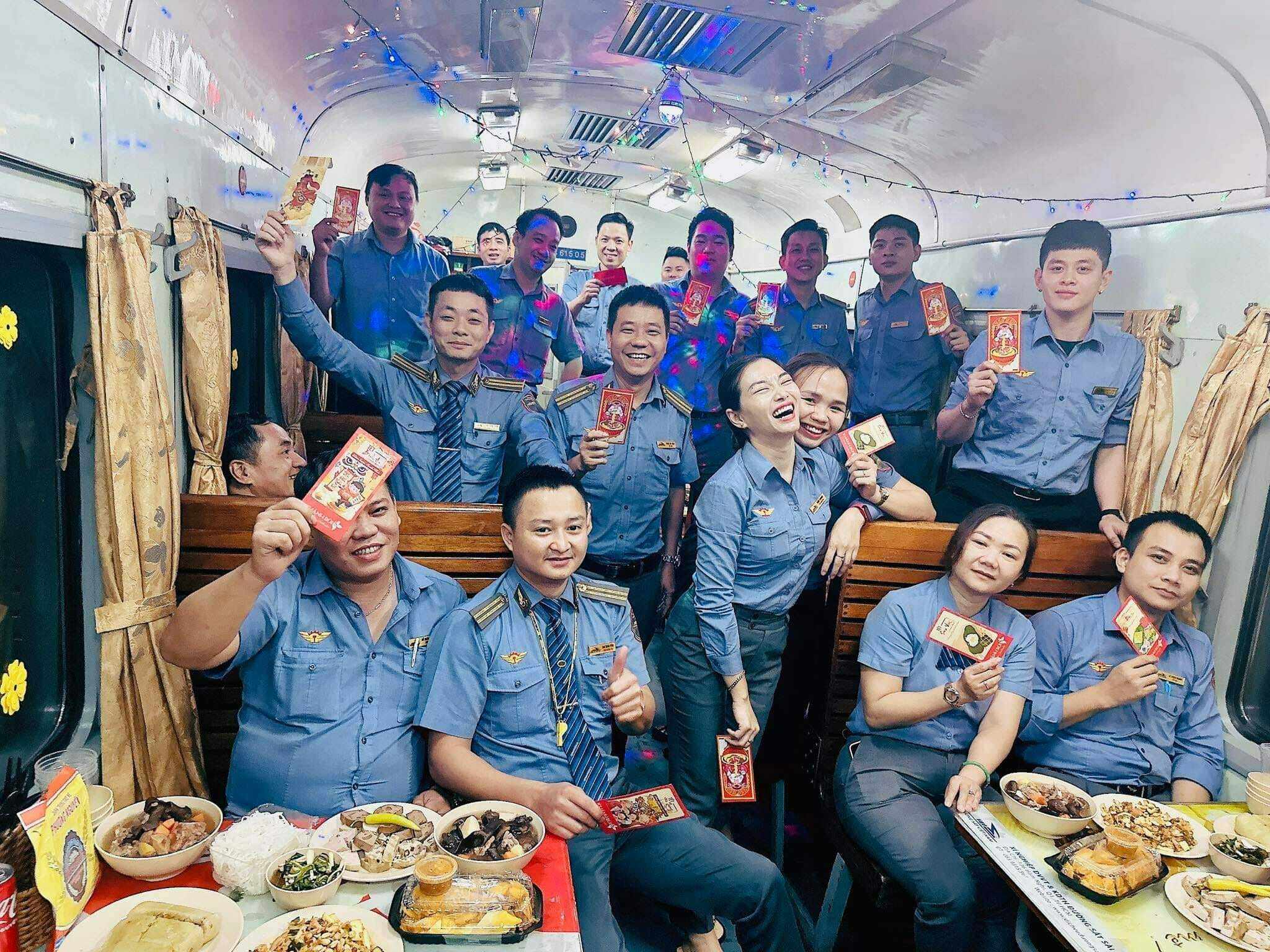 Tr&ecirc;n c&aacute;c chuyến t&agrave;u đi xuy&ecirc;n hai năm, c&aacute;c tổ t&agrave;u đều tổ chức bữa cơm tất ni&ecirc;n để nh&acirc;n vi&ecirc;n đi l&agrave;m xuy&ecirc;n giao thừa cảm thấy kh&ocirc;ng kh&iacute; ấm &aacute;p khi xa gia đ&igrave;nh.
