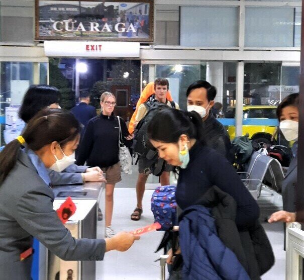 Trước đ&oacute;, tại c&aacute;c ga, đường sắt cũng tặng h&agrave;nh kh&aacute;ch chuyến t&agrave;u cuối c&ugrave;ng chạy tại ga đ&ecirc;m giao thừa Qu&yacute; M&atilde;o