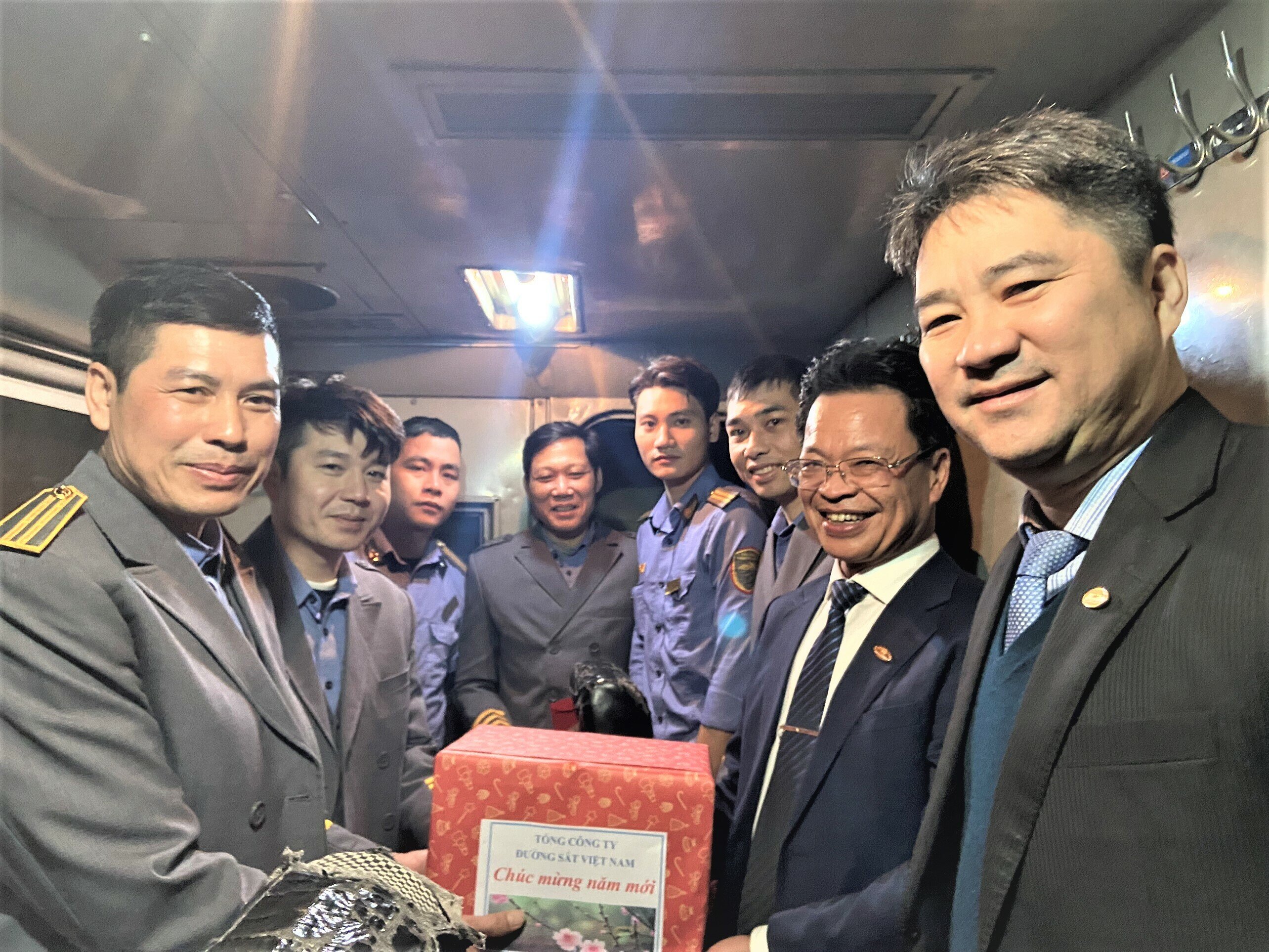 L&atilde;nh đạo Tổng c&ocirc;ng ty Đường sắt VN tặng qu&agrave; tổ l&aacute;i t&agrave;u tr&ecirc;n chuyến t&agrave;u cuối xuất ph&aacute;t đi xuy&ecirc;n giao thừa.