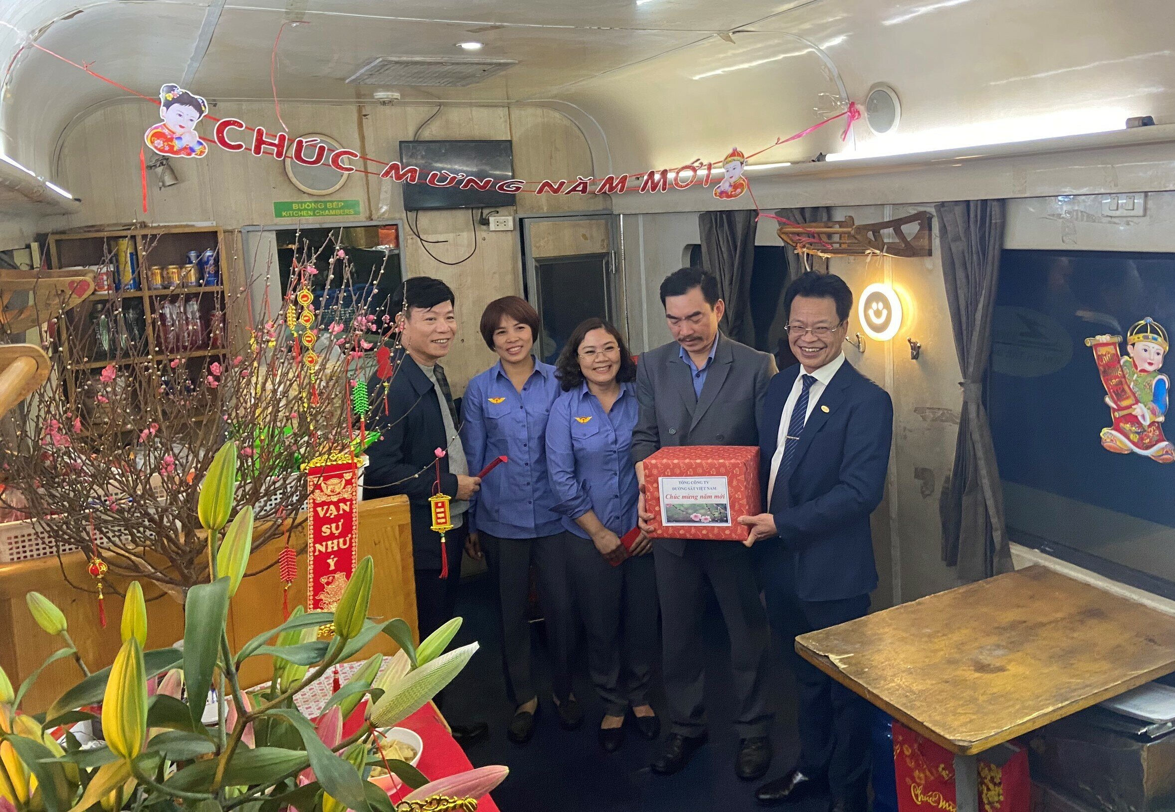 Tại ga H&agrave; Nội, Tổng gi&aacute;m đốc Tổng c&ocirc;ng ty Đường sắt VN Đặng Sỹ Mạnh v&agrave; Chủ tịch C&ocirc;ng đo&agrave;n Đường sắt VN Mai Th&agrave;nh Phương tặng qu&agrave; Tết nh&acirc;n vi&ecirc;n đi chuyến t&agrave;u cuối xuất ph&aacute;t tại ga, đi xuy&ecirc;n giao thừa.