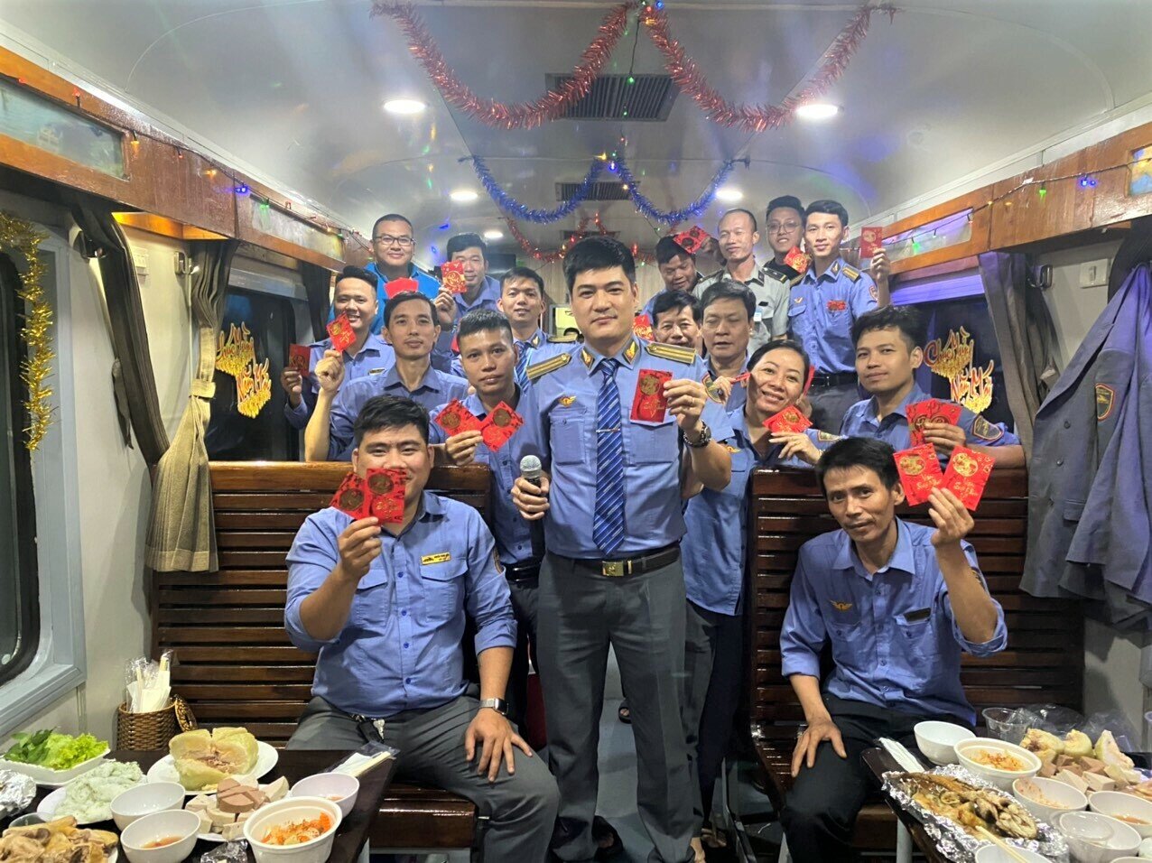 Nh&acirc;n vi&ecirc;n tr&ecirc;n t&agrave;u cũng h&agrave;o hứng khi được nhận l&igrave; x&igrave;.