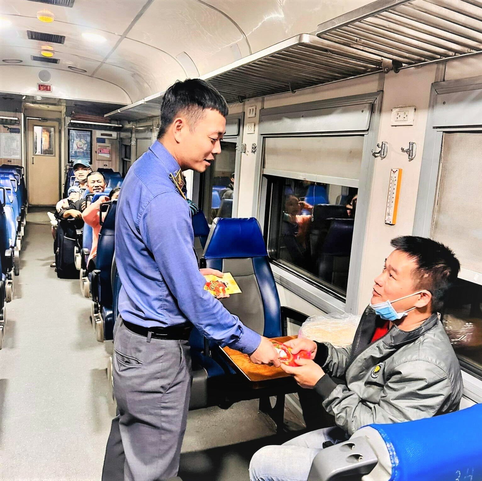 Tổng c&ocirc;ng ty Đường sắt VN cho biết, như th&ocirc;ng lệ h&agrave;ng năm, giao thừa năm Qu&yacute; M&atilde;o 2023, tr&ecirc;n những chuyến t&agrave;u xuy&ecirc;n giao thừa, c&aacute;c c&ocirc;ng ty vận tải đường sắt tổ chức tặng l&igrave; x&igrave; cho h&agrave;nh kh&aacute;ch, c&ugrave;ng lời ch&uacute;c năm mới b&igrave;nh an, may mắn.