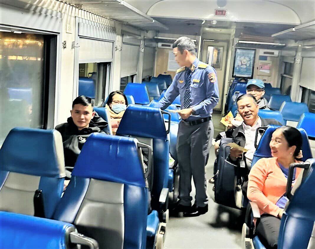 H&agrave;nh kh&aacute;ch đi t&agrave;u qua giao thừa thường it, t&agrave;u vắng, n&ecirc;n khi được tổ t&agrave;u tặng l&igrave; x&igrave; rất vui mừng, phấn khởi