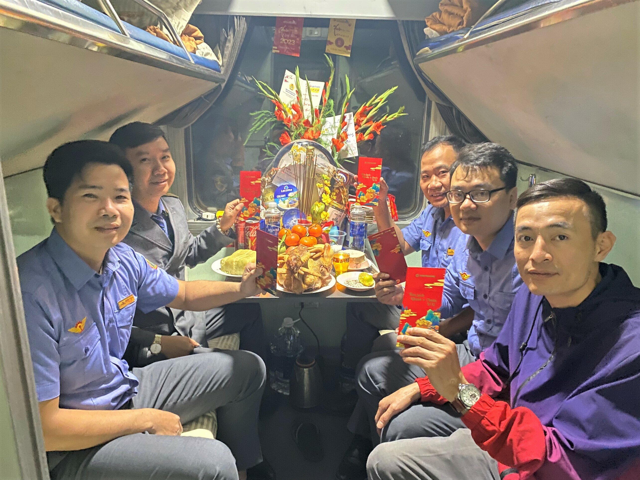 Trưởng t&agrave;u tặng l&igrave; x&igrave; c&aacute;c nh&acirc;n vi&ecirc;n đi t&agrave;u xuy&ecirc;n giao thừa.