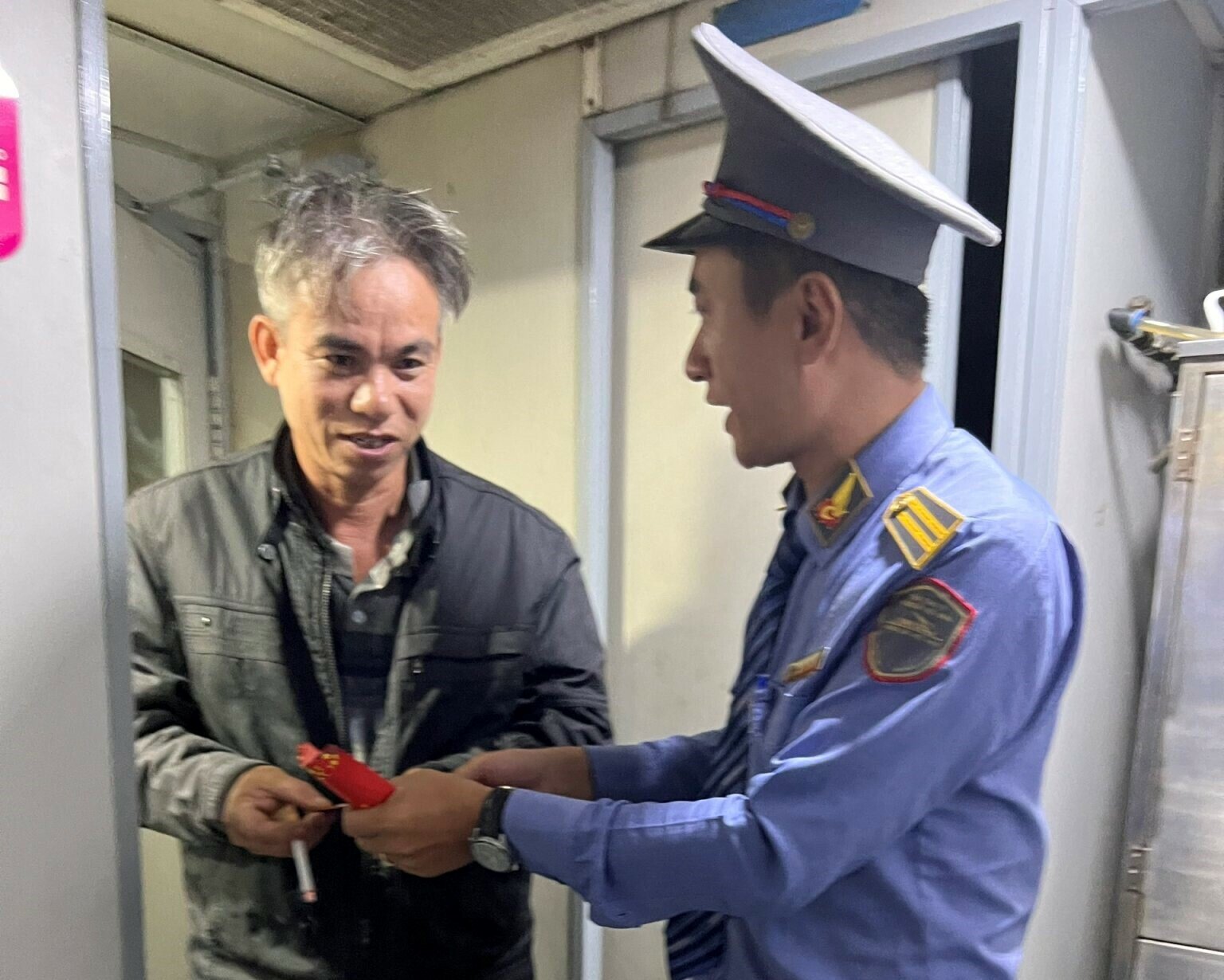 H&agrave;nh kh&aacute;ch bất ngờ, vui mừng được Trưởng t&agrave;u tặng l&igrave; x&igrave;.