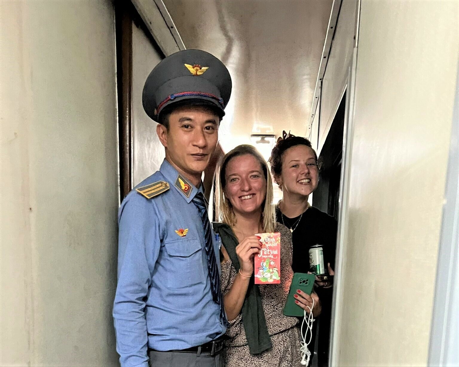 Kh&aacute;ch nước ngo&agrave;i cũng rất h&agrave;o hứng, vui th&iacute;ch khi được nhận l&igrave; x&igrave; theo phong tục truyền thống Việt Nam