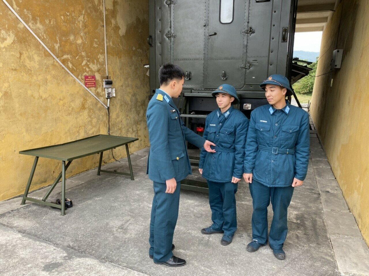 Đại úy Nguyễn Hải Tùng, Tiểu đoàn trưởng Tiểu đoàn 185 kiểm tra chốt trực chiều mùng 2 Tết. "Đến thời điểm hiện tại, tình hình bầu trời do Trung đoàn phụ trách vẫn an toàn, mọi biểu hiển bất thường trên bầu trời đều không lọt qua sự giám sát của cả đơn vị", Đại úy Tùng cho hay.