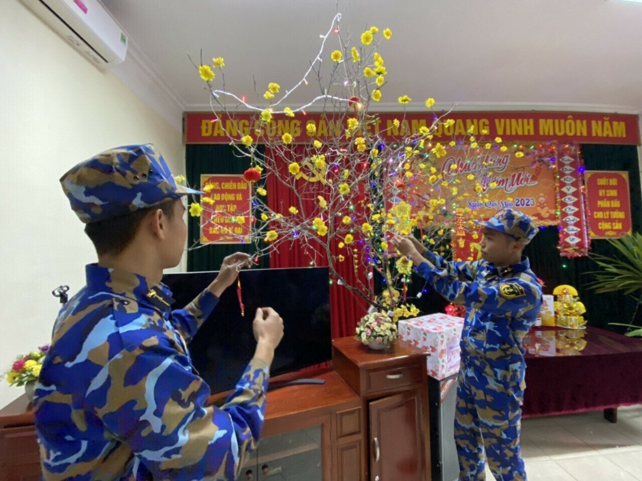 Làm nhiệm vụ xuyên Tết, nên tại đơn vị, rợp trời cờ, hoa được trang trí trên các tàu, các toà nhà trên mặt cảng. Trong hội trường của Hải đội 7, Hải đội 135, những cây mai, cây đào giả được trang trí… như thật bởi những bàn tay chai sạm của lính hải quân trẻ.