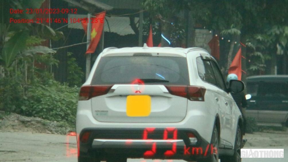 C&aacute;c l&aacute;i xe chạy qu&aacute; tốc độ cũng bị lực lượng CSGT Y&ecirc;n B&aacute;i ki&ecirc;n quyết xử l&yacute;.