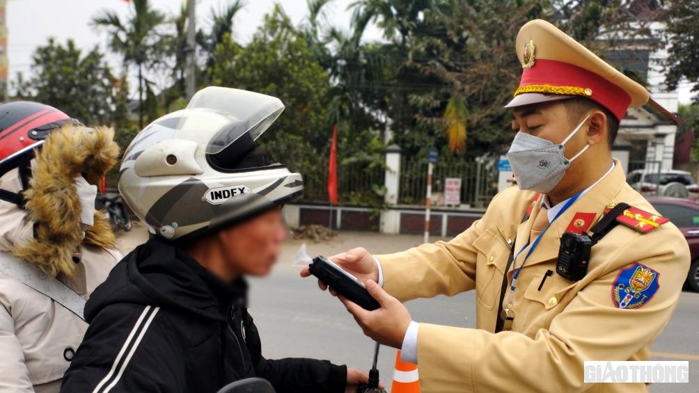 Nhằm kiềm chế TNGT c&aacute;c chiến sỹ CSGT vẫn căng m&igrave;nh xử l&yacute; vi phạm trong dịp Tết Nguy&ecirc;n đ&aacute;n