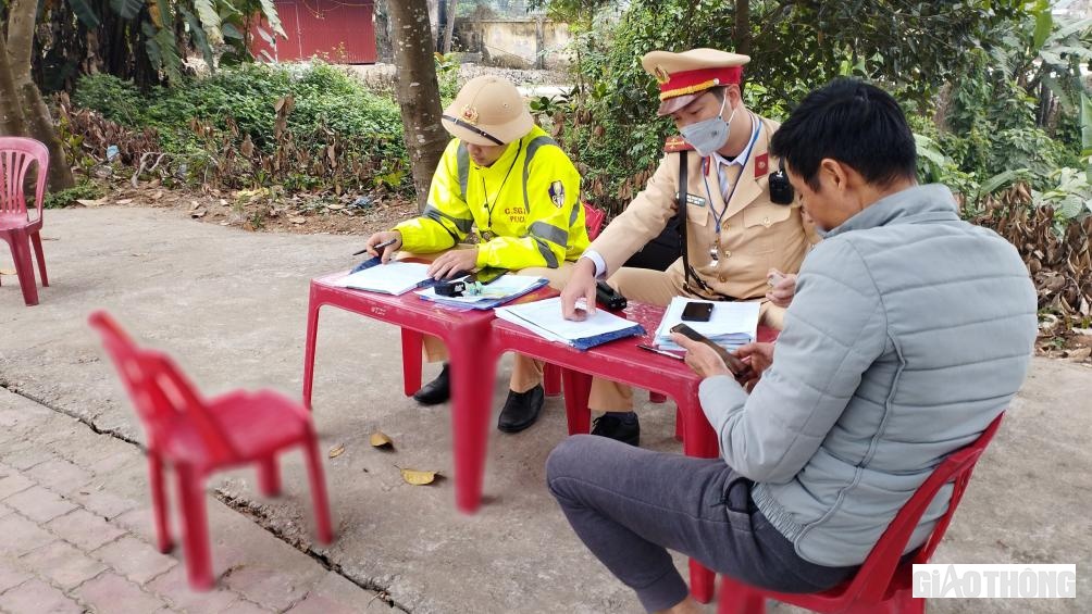 Một trường hợp l&aacute;i xe chạy qu&aacute; tốc độ cho ph&eacute;p, bị lực lượng CSGT Y&ecirc;n B&aacute;i lập bi&ecirc;n bản xủ l&yacute;.