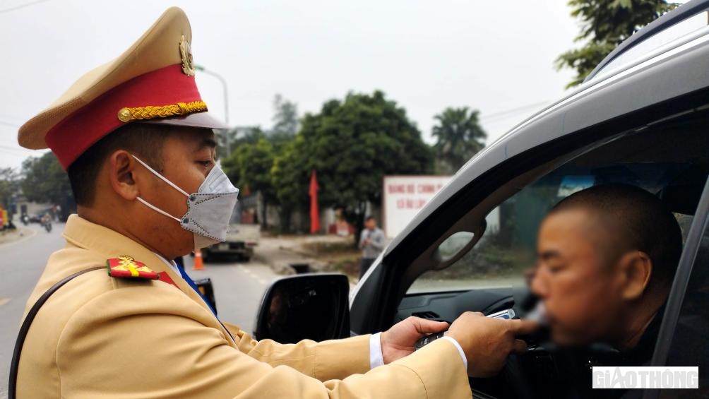 L&aacute;i xe L&ecirc; Quốc Toản, ở Tuy&ecirc;n Quang chia sẻ: "Những ng&agrave;y Tết ch&uacute;ng t&ocirc;i sẽ nghi&ecirc;m chỉnh chấp h&agrave;nh đ&atilde; uống rượu bia l&agrave; kh&ocirc;ng l&aacute;i xe."