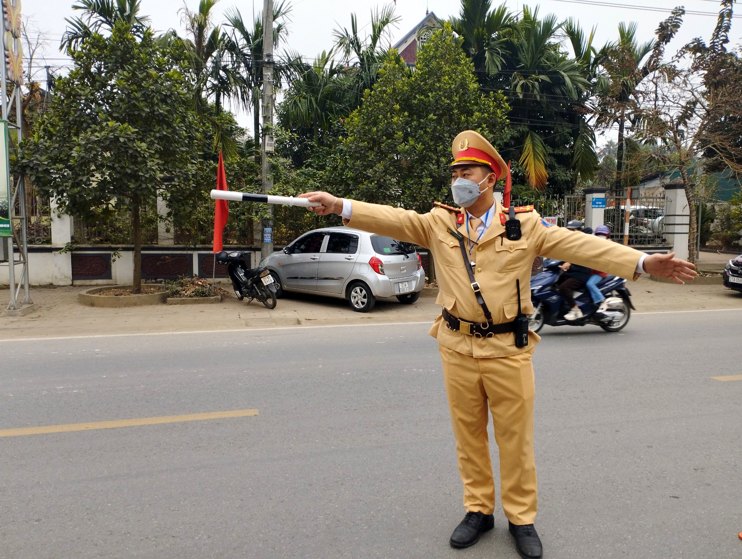 Ngay những ng&agrave;y đầu năm mới, tổ C&ocirc;ng t&aacute;c Đội Tham mưu Tổng hợp, Ph&ograve;ng CSGT, C&ocirc;ng an tỉnh Y&ecirc;n B&aacute;i, tuần tra xử l&yacute; "ma men" v&agrave; "tốc độ" tại Km 293, QL 37, thuộc địa phận x&atilde; &Acirc;u L&acirc;u, th&agrave;nh phố Y&ecirc;n B&aacute;i