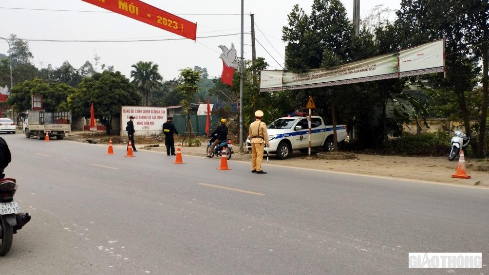 B&ecirc;n cạnh việc xử l&yacute; c&aacute;c c&aacute;n bộ chiến sỹ CSGT Y&ecirc;n B&aacute;i c&ograve;n thường xuy&ecirc;n tuy&ecirc;n truyền nhắc nhở c&aacute;c l&aacute;i xe đ&atilde; uống rượu bia kh&ocirc;ng được tham gia giao th&ocirc;ng