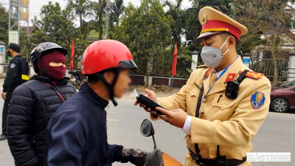 Trong buổi s&aacute;ng, m&ugrave;ng 2 Tết Nguy&ecirc;n đ&aacute;n lực lượng chức năng chỉ ph&aacute;t hiện 3 trường hợp chạy qu&aacute; tốc độ v&agrave; kh&ocirc;ng ph&aacute;t hiện được trường hợp n&agrave;o vi phạm nồng độ cồn tr&ecirc;n tuyến QL 37