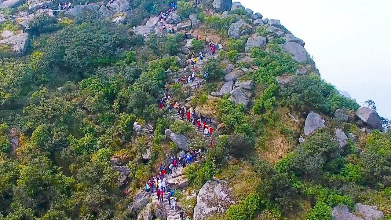 Chị Ng&ocirc; B&iacute;ch Ngọc, một chủ qu&aacute;n ăn tr&ecirc;n đường h&agrave;nh hương v&agrave;o Y&ecirc;n Tử cho biết: "Gi&aacute; thực phẩm những ng&agrave;y n&agrave;y c&oacute; tăng th&ecirc;m so với ng&agrave;y thường, do vậy, nh&agrave; h&agrave;ng cũng phải nh&iacute;ch gi&aacute; cao hơn 5-10% so với ng&agrave;y thường 1 số m&oacute;n ăn. Giờ cơ quan chức năng gi&aacute;m s&aacute;t chặt, mạng x&atilde; hội ph&aacute;t triển mạnh, gi&aacute; cả "chặt ch&eacute;m" l&agrave; bị cộng đồng "b&ecirc;u danh", tẩy chay, bị cơ quan chức năng "sờ g&aacute;y" ngay".