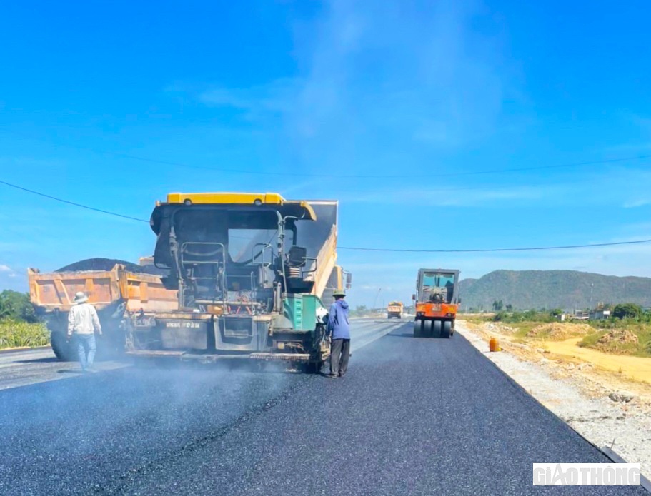 Tại khu vực ph&iacute;a Nam, dự &aacute;n đoạn Vĩnh Hảo - Phan Thiết cũng đang được rốt r&aacute;o thi c&ocirc;ng xuy&ecirc;n Tết để đảm bảo tiến độ c&aacute;n đ&iacute;ch trước ng&agrave;y 30/4/2022. &Ocirc;ng Phạm Quốc Huy, Gi&aacute;m đốc Ban điều h&agrave;nh dự &aacute;n cho biết, tại dự &aacute;n, g&oacute;i thầu XL02 được x&aacute;c định c&oacute; khối lượng thi c&ocirc;ng c&ograve;n lại nhiều nhất. Tại g&oacute;i thầu n&agrave;y, cả 3 nh&agrave; thầu duy tr&igrave; lượng nh&acirc;n lực khoảng 50 - 70% so với ng&agrave;y thường, tổ chức 2 mũi thi c&ocirc;ng b&ecirc; t&ocirc;ng nhựa; 2 mũi thi c&ocirc;ng nền đường gom, n&uacute;t giao Chợ Lầu; 1 mũi thi c&ocirc;ng hạng mục ATGT. Mục ti&ecirc;u đề ra l&agrave; sản lượng thi c&ocirc;ng g&oacute;i thầu sẽ được tăng th&ecirc;m từ 1 - 2% trong dịp Tết.