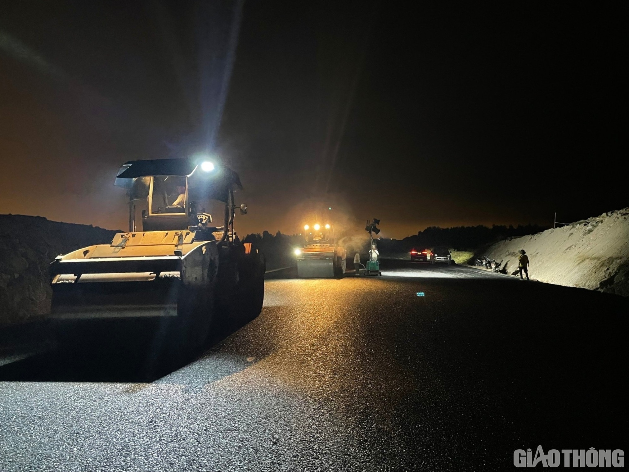 Với c&aacute;c g&oacute;i thầu kh&aacute;c, gồm: g&oacute;i XL01 được tổ chức 1 mũi thi c&ocirc;ng b&ecirc; t&ocirc;ng nhựa; 2 mũi thi c&ocirc;ng nền đường gom, đường ngang; 1 mũi thi c&ocirc;ng hạng mục ATGT, 1 mũi thi c&ocirc;ng gia cố m&aacute;i taluy; G&oacute;i thầu XL03 được tổ chức 2 mũi thi c&ocirc;ng b&ecirc; t&ocirc;ng nhựa; 2 mũi thi c&ocirc;ng nền đường gom, n&uacute;t giao Đại Ninh; G&oacute;i thầu XL04 tổ chức 3 mũi thi c&ocirc;ng b&ecirc; t&ocirc;ng nhựa; 5 mũi thi c&ocirc;ng nền đường gom, đường ngang, n&uacute;t giao; 2 mũi thi c&ocirc;ng hạng mục ATGT; 1 mũi thi c&ocirc;ng lan can cầu vượt Ma L&acirc;m. &ldquo;Mục ti&ecirc;u giải ng&acirc;n to&agrave;n dự &aacute;n trong những ng&agrave;y thi c&ocirc;ng Tết Nguy&ecirc;n đ&aacute;n đạt từ 30 - 50 tỷ đồng&rdquo;, &ocirc;ng Huy th&ocirc;ng tin.