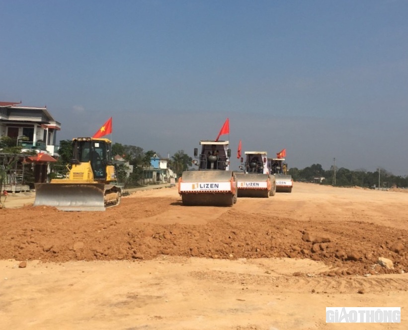 &Ocirc;ng Nguyễn Mạnh Tuấn, Gi&aacute;m đốc điều h&agrave;nh g&oacute;i thầu XL02 thuộc C&ocirc;ng ty CP Lizen cho biết, theo kế hoạch, trong dịp Tết Nguy&ecirc;n đ&aacute;n 2023, nh&agrave; thầu sẽ huy động nguồn lực triển khai đồng thời c&aacute;c hạng mục: đắp đất K98, K95; Cấp phối đ&aacute; dăm; Thảm b&ecirc; t&ocirc;ng nhựa rỗng,&hellip; Trong ảnh: Nh&agrave; thầu Lizen thi c&ocirc;ng đắp đất K95 đoạn Km350+180 - Km350+420.