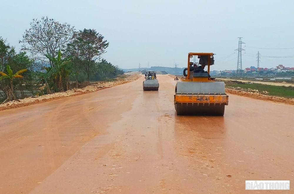 Tại dự &aacute;n Nghi Sơn - Diễn Ch&acirc;u, sau những giờ tranh thủ nghỉ Tết ngay tại c&ocirc;ng trường, việc tổ chức thi c&ocirc;ng cũng nhanh ch&oacute;ng được t&aacute;i khởi động để đ&aacute;p ứng sản lượng thi c&ocirc;ng v&agrave; giải ng&acirc;n đăng k&yacute;. Trong ảnh: Nh&agrave; thầu H&ograve;a Hiệp thi c&ocirc;ng cấp phối đ&aacute; dăm tr&ecirc;n phạm vi đảm nhận.